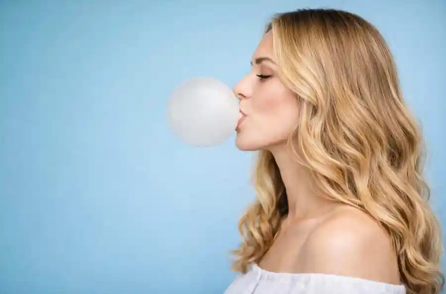 Chewing gum and bubble gum flavour solutions